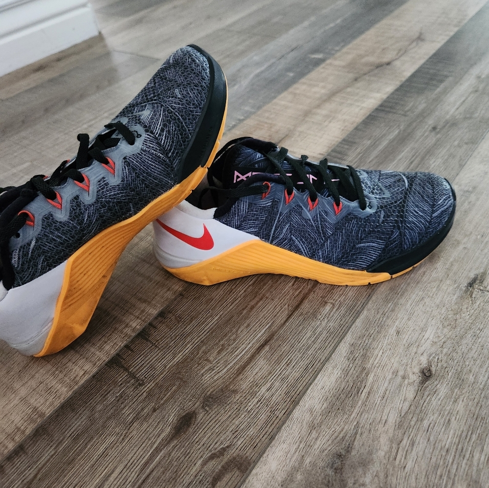 Nike Women's Metcon 5, Black/Team Orange-white, 5.5